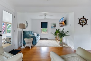 Smart TV, fireplace, books - 3BR Cottage Beach and Bay • Hot Tub • Fireplace • 3-Season Porch  • Fenced Yard (Delhaven)