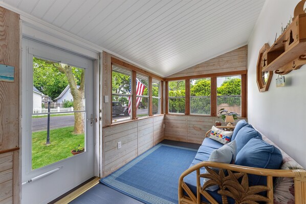 Interior - 3BR Cottage Beach and Bay • Hot Tub • Fireplace • 3-Season Porch  • Fenced Yard (Villas)