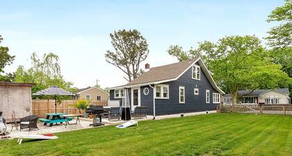 3BR Cottage Beach and Bay • Hot Tub • Fireplace • 3-Season Porch • Fenced Yard
