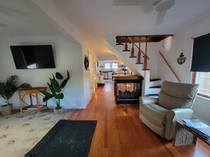 Smart TV, fireplace, books - 3BR Cottage Beach and Bay • Hot Tub • Fireplace • 3-Season Porch  • Fenced Yard (Villas)