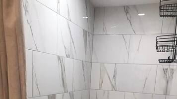 淋浴設備、風筒、提供毛巾、番梘