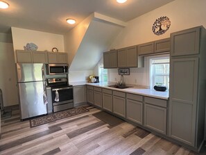 Jääkaappi, mikroaaltouuni, uuni, liesi