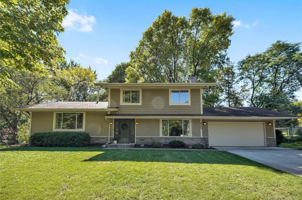 Spacious retreat close to Wayzata, Lake Minnetonka and outdoor trails. 

