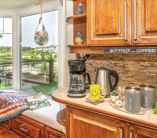 A family-friendly getaway, with outdoor pool and beautiful view! 

