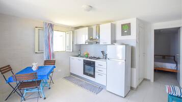 Frigorifero, piano cottura, macchina per tè/caffè