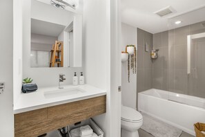 Een haardroger, handdoeken, zeep, shampoo