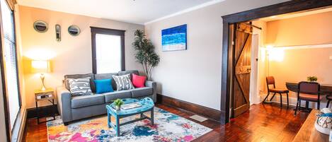 Bungalow Premium | Área de sala de estar | Smart TV de 65 pulgadas con canales digitales, Netflix y Hulu