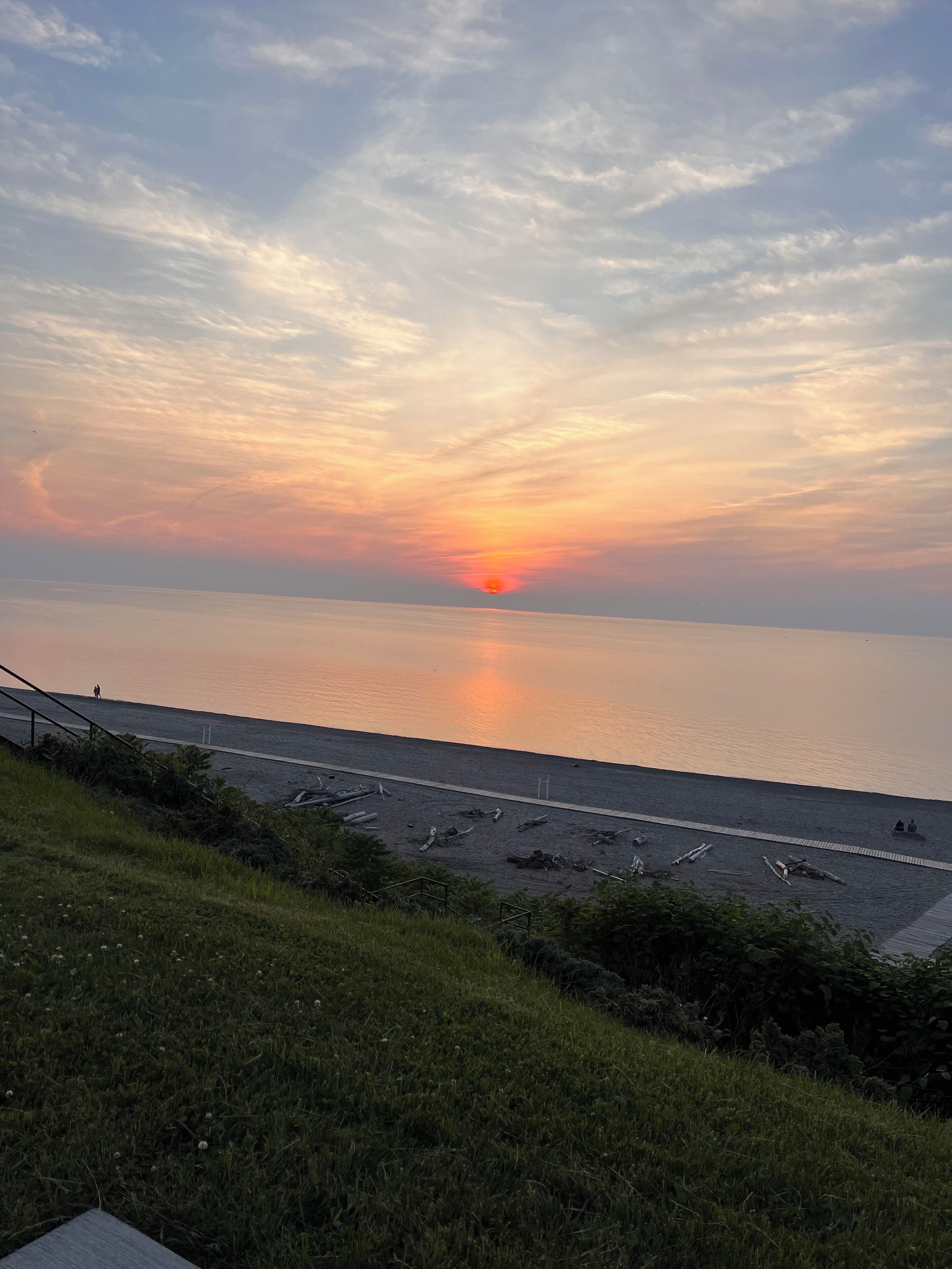 Beach nearby, white sand, beach towels