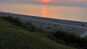 Beach nearby, white sand, beach towels - Wine Valley Bungalow (Ashtabula)
