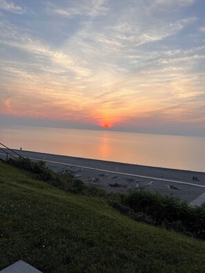 Beach nearby, white sand, beach towels - Wine Valley Bungalow (Ashtabula)