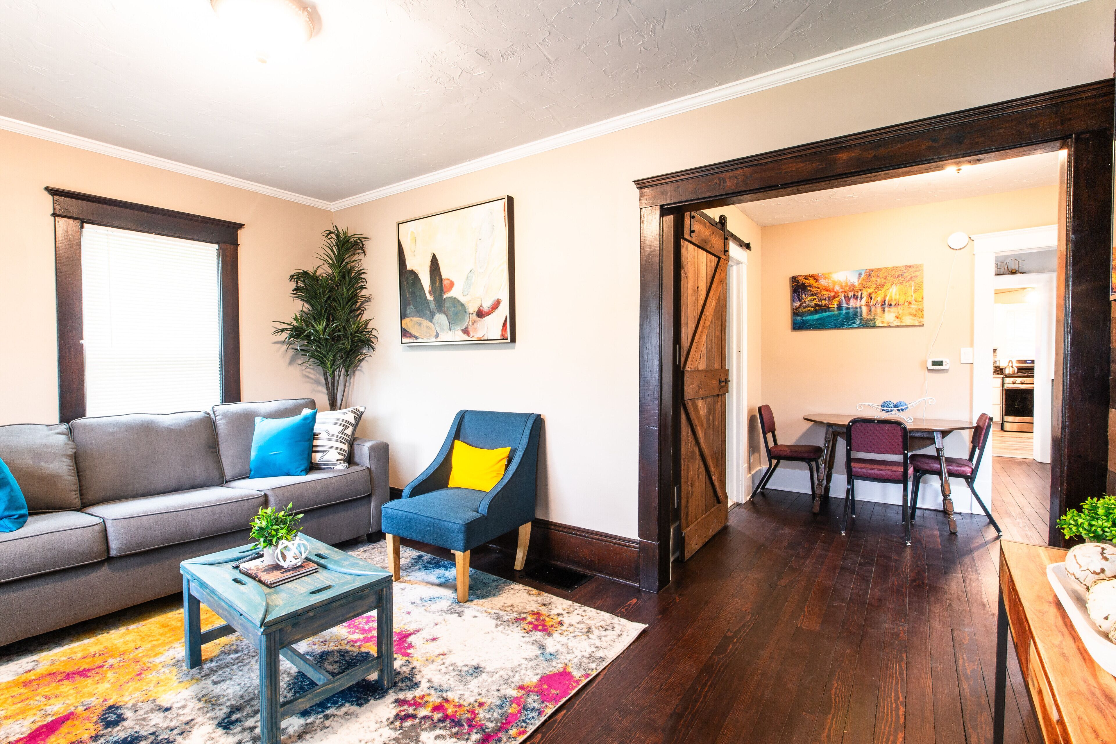 Bungalow Premium | Área de sala de estar | Smart TV de 65 pulgadas con canales digitales, Netflix y Hulu 