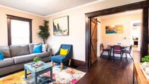 Premium Bungalow | Living area | 65-inch Smart TV with digital channels, Netflix, Hulu - Wine Valley Bungalow (Ashtabula)