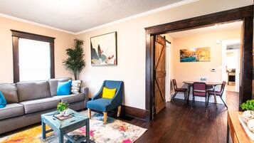 Bungalow Premium | Área de sala de estar | Smart TV de 65 pulgadas con canales digitales, Netflix y Hulu