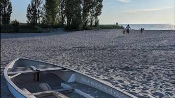 Gần bãi biển, cát trắng, khăn tắm biển