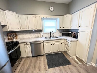 Newly Remodeled in Cuyahoga Falls! Close to everything! 