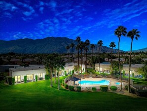 A resort with a swimming pool, palm trees, and a mountain backdrop. - 🌈 FIESTA SIESTA! Gated🏡 End unit🍹 Mountain🌄 Golf🏌️‍♂️BBQ🍔 Fire Pit🔥Pool👙 (Cathedral City)