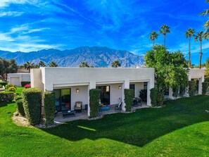 Exterior - 🌈 FIESTA SIESTA! Gated🏡 End unit🍹 Mountain🌄 Golf🏌️‍♂️BBQ🍔 Fire Pit🔥Pool👙 (Cathedral City)