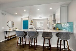 Fridge, microwave, oven, stovetop - 🌈 FIESTA SIESTA! Gated🏡 End unit🍹 Mountain🌄 Golf🏌️‍♂️BBQ🍔 Fire Pit🔥Pool👙 (Cathedral City)