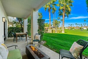 Outdoor dining - 🌈 FIESTA SIESTA! Gated🏡 End unit🍹 Mountain🌄 Golf🏌️‍♂️BBQ🍔 Fire Pit🔥Pool👙 (Cathedral City)