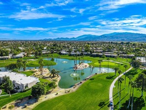 Golf - 🌈 FIESTA SIESTA! Gated🏡 End unit🍹 Mountain🌄 Golf🏌️‍♂️BBQ🍔 Fire Pit🔥Pool👙 (Cathedral City)