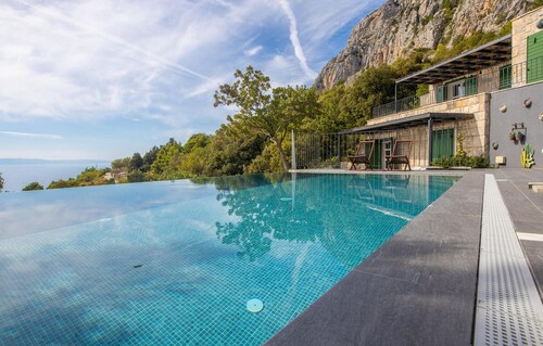 Pet friendly home in Makarska