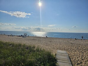 Plage privée à proximité, chaises longues, parasols, serviettes de plage