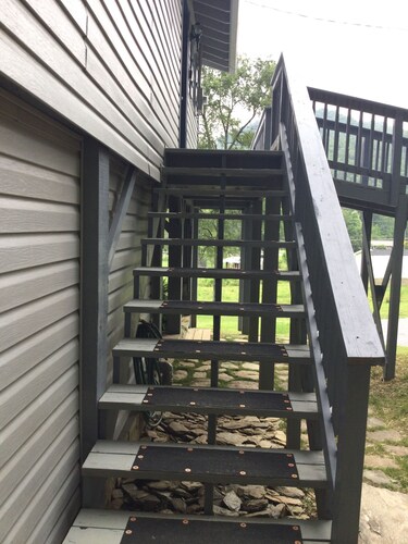 A remodeled cottage close to the Dragon, Cherohala Skyway and area attractions.