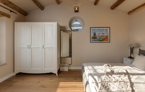 3 bedrooms, travel cot, free WiFi, bed sheets