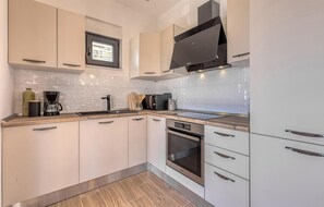 Fridge, microwave, dishwasher, coffee/tea maker