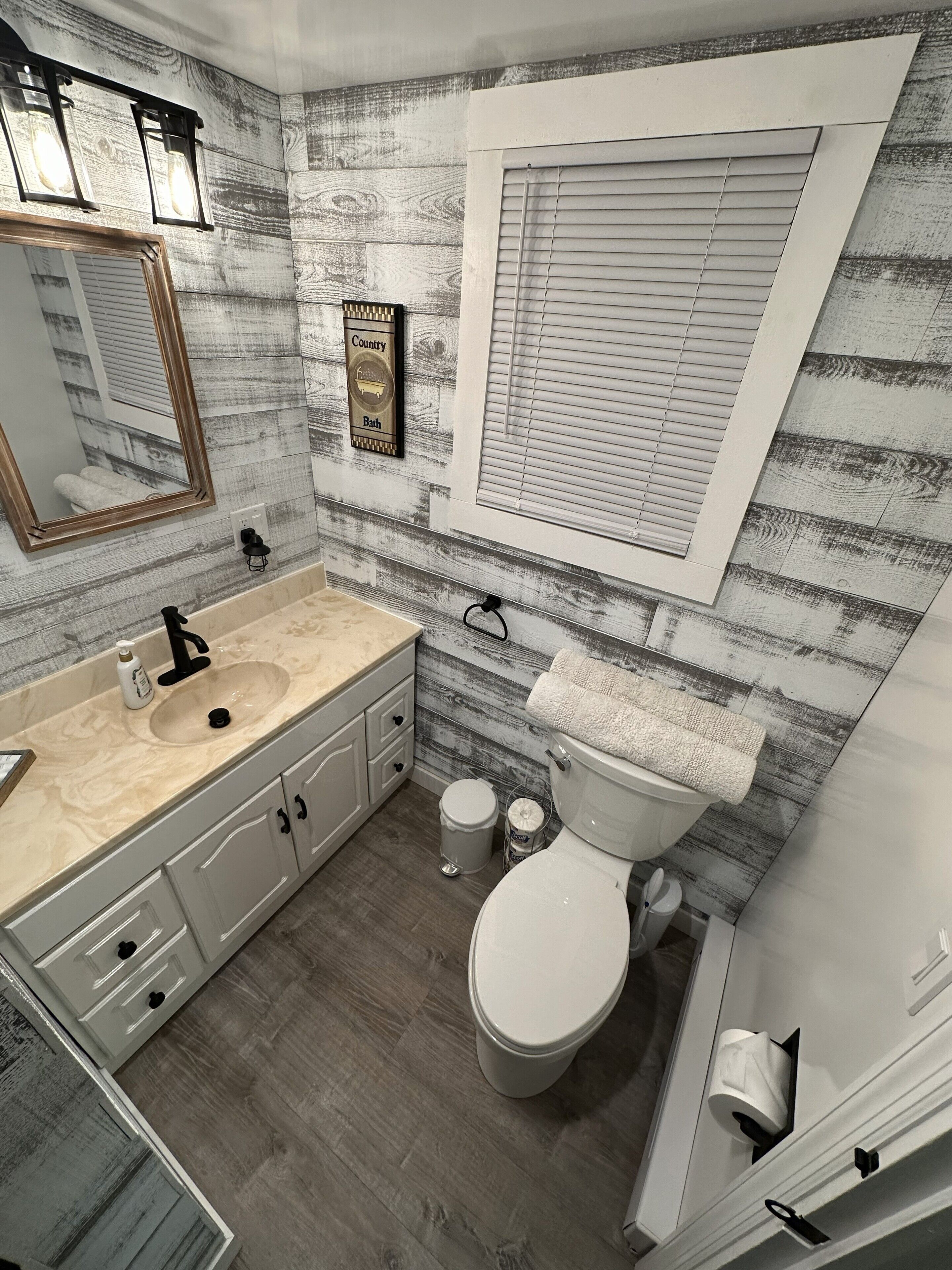 Douche, sèche-cheveux, serviettes fournies, savon