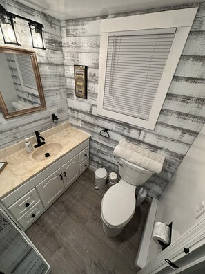 Doccia, asciugacapelli, asciugamani, sapone