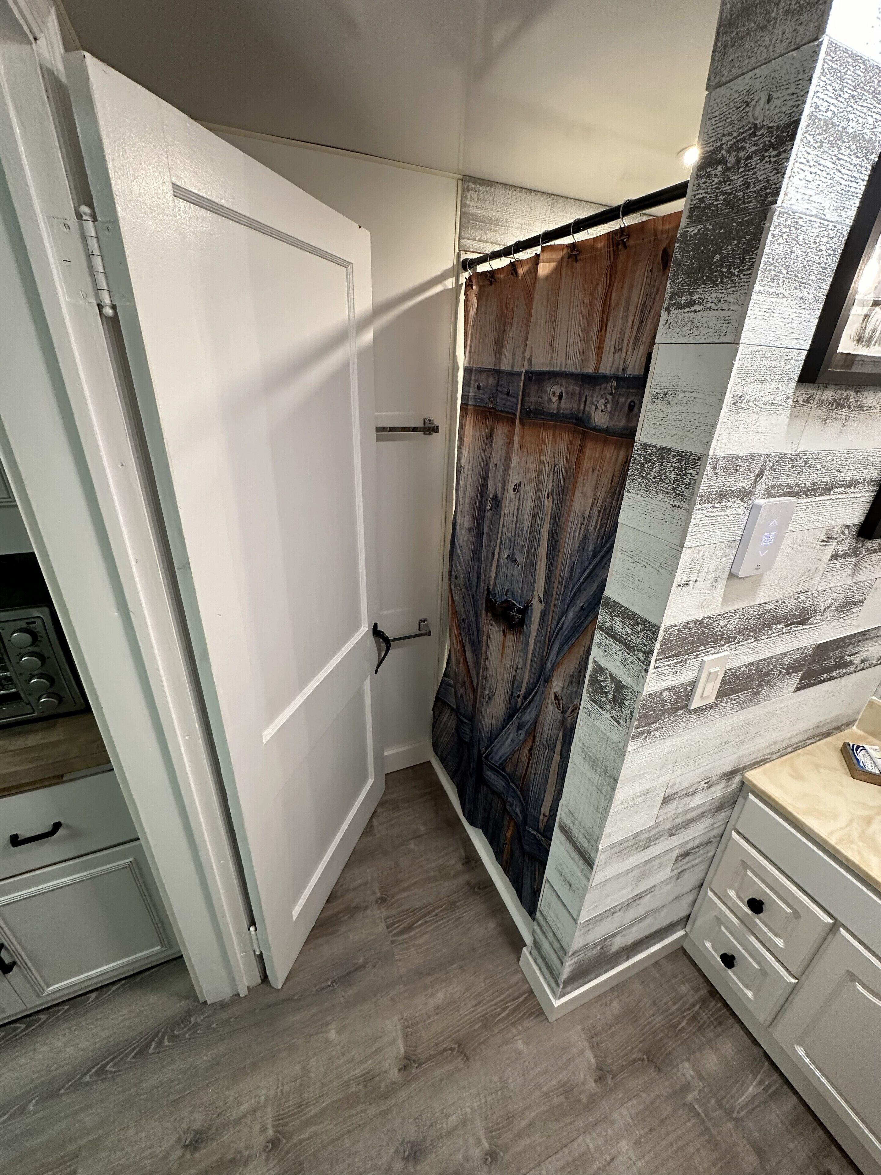 Douche, sèche-cheveux, serviettes fournies, savon