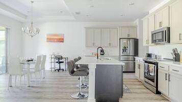 Full-size fridge, microwave, oven, stovetop