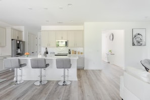 Casa de ciudad | Cocina privada | Refrigerador con congelador, microondas, horno y parrilla de estufa 