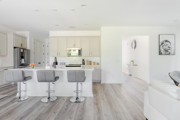 タウンホーム | 専用キッチン | 大型冷蔵庫、電子レンジ、オーブン、コンロ