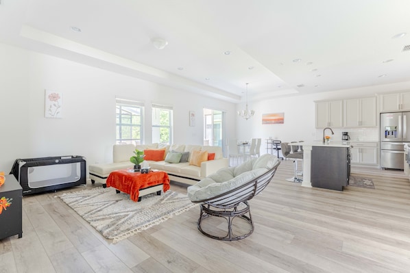 Casa de ciudad | Área de sala de estar | Smart TV de 43 pulgadas con canales digitales, Netflix y Hulu 