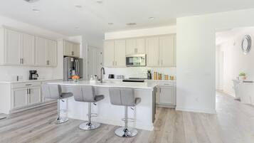 Full-size fridge, microwave, oven, stovetop