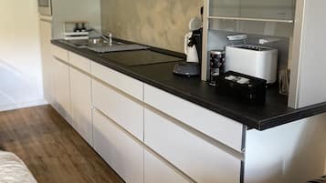 Refrigerador, microondas, horno, placa de cocina