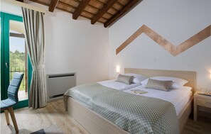2 bedrooms, in-room safe, travel cot, free WiFi - Lovely home in Trviz with swimming pool (Trviz)