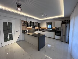 Réfrigérateur, micro-ondes, four, lave-vaisselle