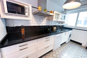 Réfrigérateur, micro-ondes, four, plaque de cuisson