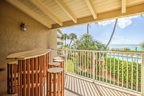 Property grounds - Welcoming & Tropical Oceanfront 3bd/3bath Townhouse (Key Colony Beach)