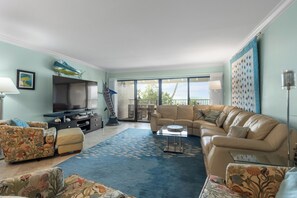 TV, ping pong - Welcoming & Tropical Oceanfront 3bd/3bath Townhouse (Key Colony Beach)