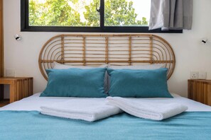 Habitación doble clásica, Terraza, vista al mar | Muebles diferentes, escritorio y espacio para trabajar con laptop 