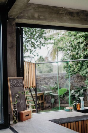 Grand réfrigérateur, micro-ondes dans l'espace commun, four