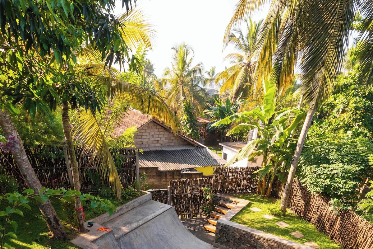 Dilengkapkan perabot secara berasingan, meja, ruang kerja komputer riba