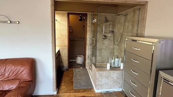 Douche, sèche-cheveux, bidet, serviettes fournies
