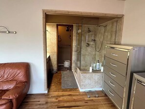 Douche, sèche-cheveux, bidet, serviettes fournies