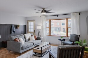 TV connectée, cheminée, écrans d'ordinateur