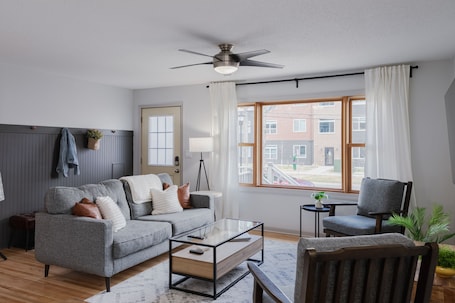 Smart TV, fireplace, computer monitors. Comfortable 4 bedroom - 1 block from NDSU & minutes to Downtown Fargo!
